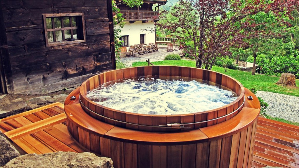 Jacuzzi extérieur : Quelle autorisation pour l&rsquo;installer ?